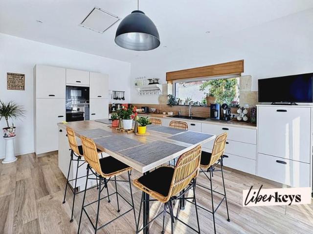 LONGERE DE CARACTÈRE RÉNOVÉE AVEC PRESTATIONS HAUT DE GAMME – 185 m² – ENVIRONNEMENT PRIVILÉGIÉ