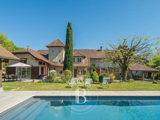 Longère de charme avec piscine et dépendance dans un écrin d. 266m² Bourgoin Jallieu