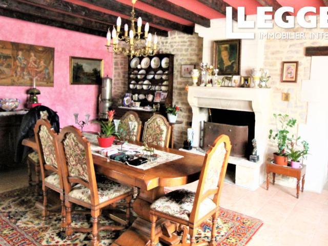 Longère de 4 chambres, piscine intérieure, jacuzzi, 2 gîtes, grand hangar, diverses dépendances, étang, 7 ha