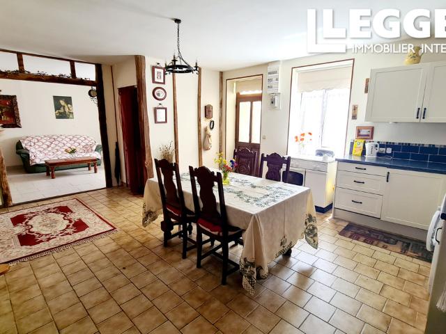 Longère en campagne, deux chambres, avec 9000 m² et dépendances
