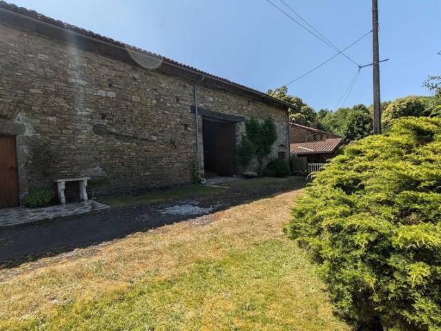Longère en pierre avec grange et terrain arboré