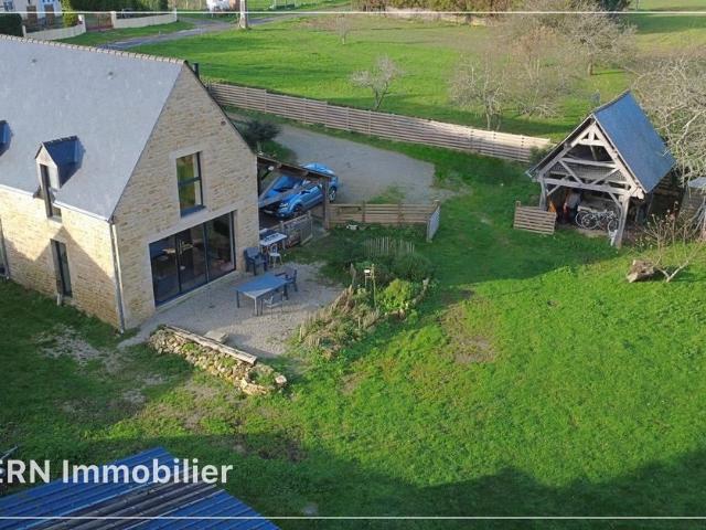 Longère en pierre rénovée avec dépendances à Sainte Hélèn 192m² Sainte Hélène