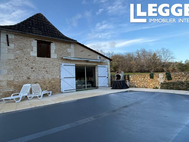 Longère en pierres avec piscine et dépendances sur 2,9 ha proche Bergerac