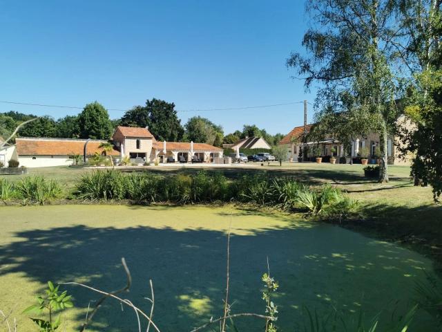 Longère rénovée avec maison d’amis, spa et piscine en Sologne