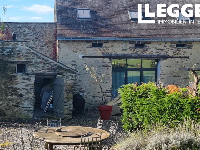 Longère rénovée de 3 chambres, grange de luxe à rénover avec 1,6 Ha de terrain près de Segré