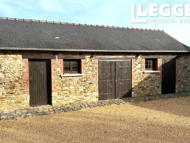 Longère rénovée de 4 chambres avec gîte indépendant et terrain adapté aux chevaux, située entre Craon et Laval