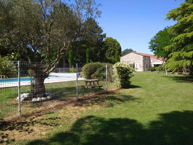 Longère rénovée et parc arboré