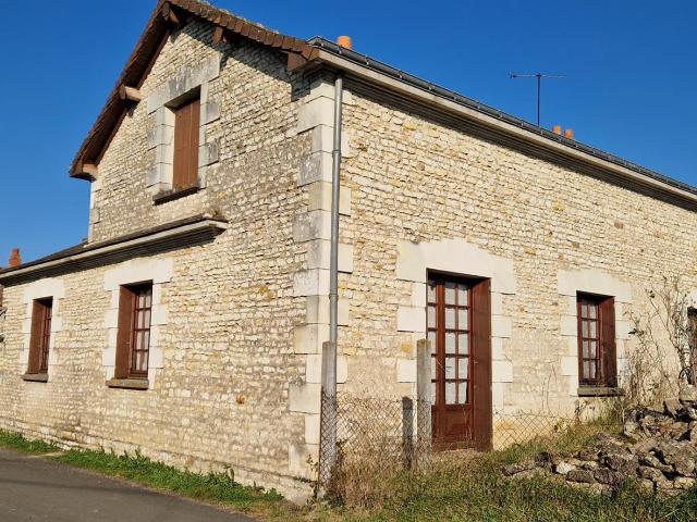 Longere 3 Chambres Plain Pieds Avec Dependances 118m² Chaveignes