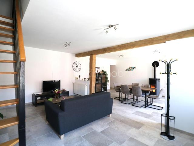 Longère 8 pièces, 3 chambres, atelier, dépendances, abri pour voiture, cave et jardin