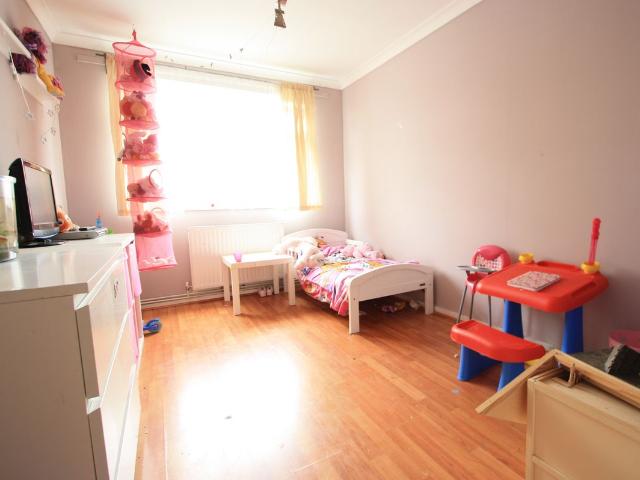Longford Court, West Ewell KT19, 3 bed flat to rent, £1,800 pcm | PrimeLocation