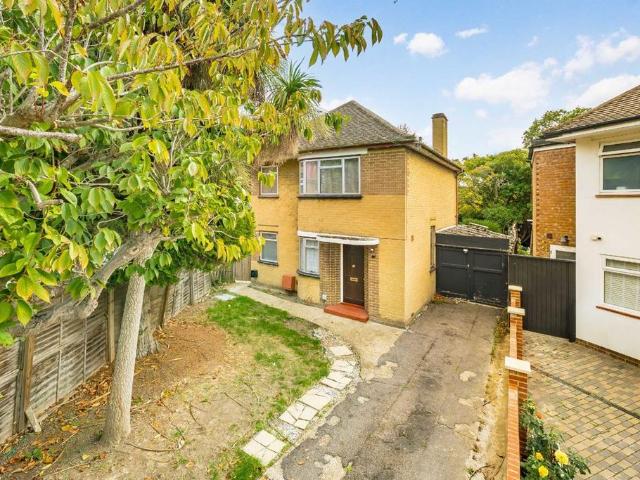 Longford Close, Hampton TW12 3 bed house to rent £2,750 pcm £635 pw