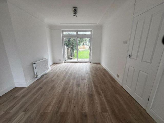Longfield Avenue, London NW7 4 bed property to rent £2,999 pcm £692 pw