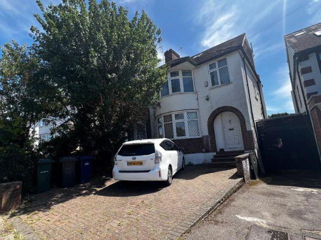 Longfield Avenue, London NW7 4 bed property to rent £2,999 pcm £692 pw