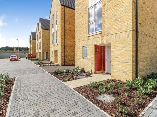 Longhoughton Avenue, Swanscombe DA10 5 bed link detached house to rent £3,200 pcm £738 pw