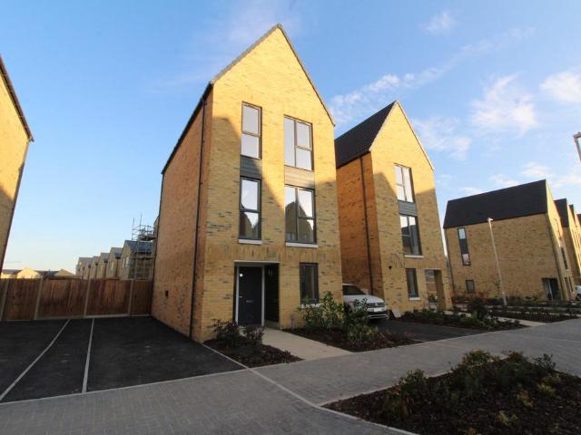 Longhoughton Avenue, Swanscombe DA10 3 bed detached house to rent £2,500 pcm £577 pw