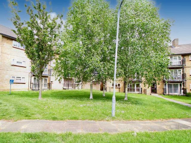 Longlands, Hemel Hempstead, Hertfordshire HP2, 2 bed flat to rent, £1,375 pcm | PrimeLocation