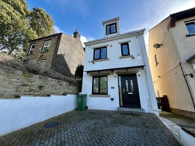 Longley Lane, Huddersfield HD4, 4 bed detached house to rent, £1,100 pcm | PrimeLocation