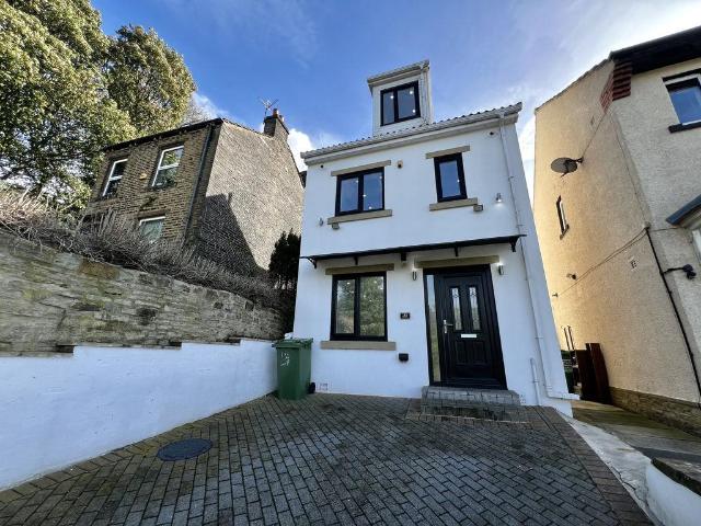 Longley Lane, Huddersfield 4 bed detached house to rent £1,100 pcm £254 pw