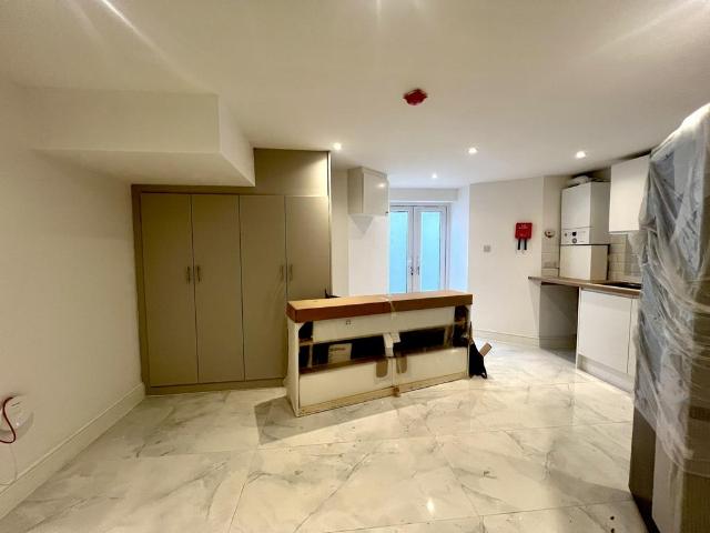 Longley Road, SW17 1 bed flat to rent £1,700 pcm £392 pw