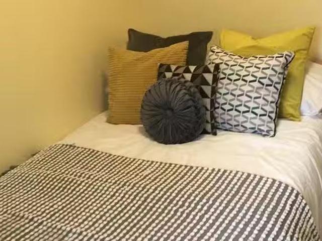 Longside House, Bradford Premier Ensuite UK Guarantor not r.