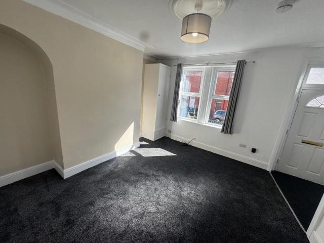 Longroyd Grove, Leeds LS11 2 bed terraced house to rent £795 pcm £183 pw