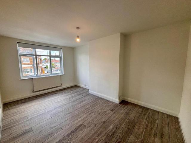 Longwood Gardens, Ilford 3 bed property to rent £2,300 pcm £531 pw