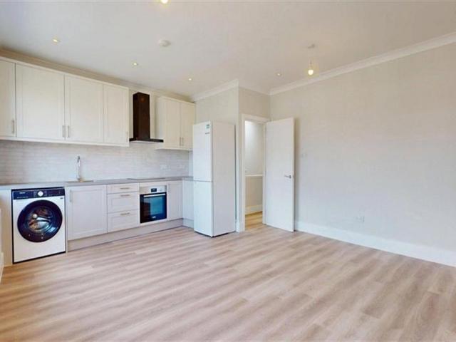 Longwood Gardens, Ilford, IG5 2 bed apartment to rent £1,850 pcm £427 pw