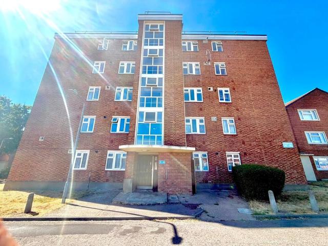 Longwood Gardens, Ilford, IG5 2 bed flat to rent £1,750 pcm £404 pw