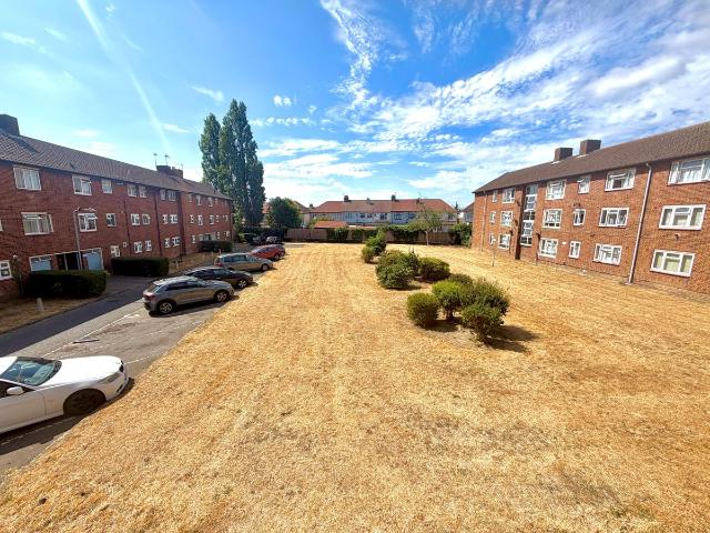 Longwood Gardens, Ilford IG5, 2 bed flat to rent, £1,800 pcm | PrimeLocation