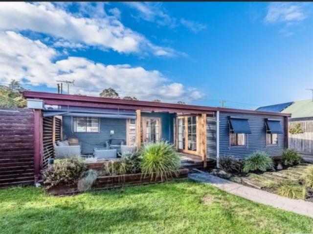 Longwarry Half Acre Property for rent. Great lifestyle hobby farm with space for chickens, veggie patch, etc. Walking distance to shops and train