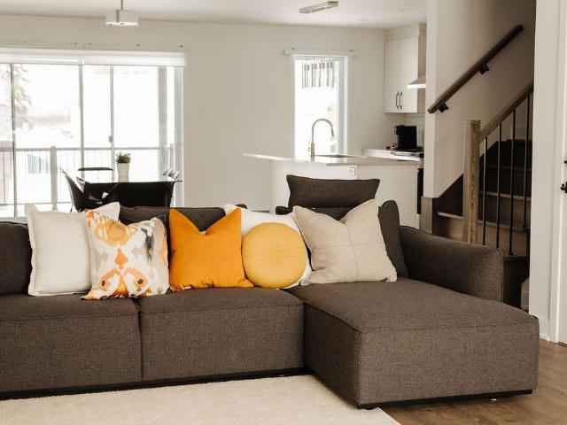 Longueuil Furnished House for Rent – Spacious 3 Bed, 1.5 Bath with Private Hot Tub and Walk In Closet