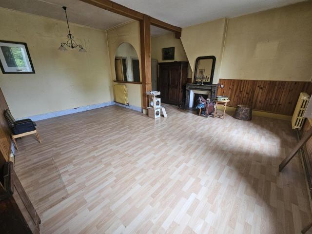 LONS LE SAUNIER Grand appartement de type F2 au rez de chaussée