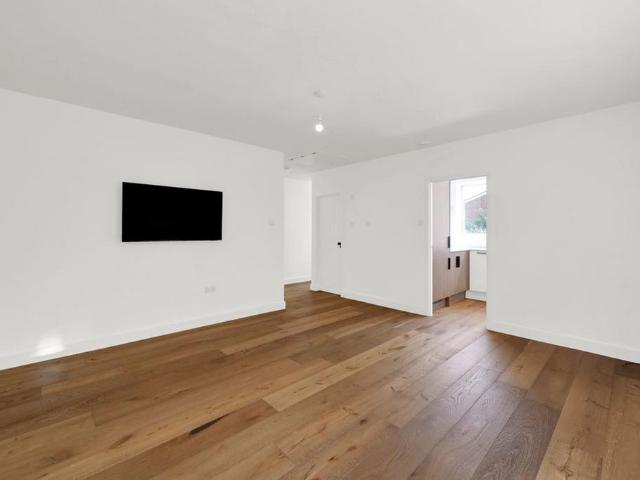 Lonsdale Drive, Enfield, EN2 2 bed flat to rent £2,000 pcm £462 pw