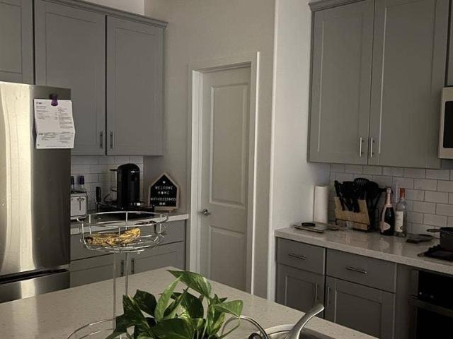 Looking for a female roomie
