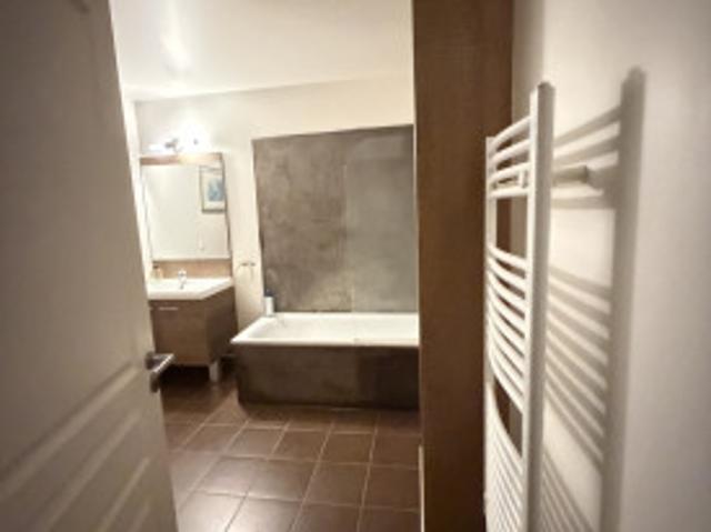 Looking for a fluent English speaking, active and sports minded flatmate for a long term stay
