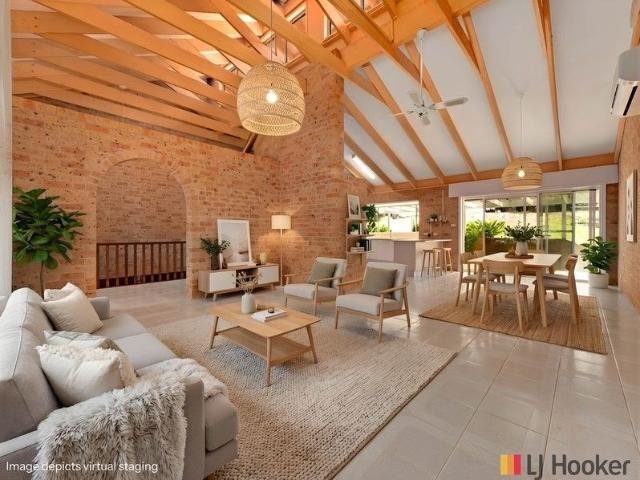 Looking for Something Truly Unique? Cathedral Ceilings, 4.2 acres 2mins to the Beach !