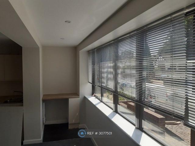 Loose Road, Maidstone ME15, 2 bed flat to rent, £1,250 pcm | PrimeLocation