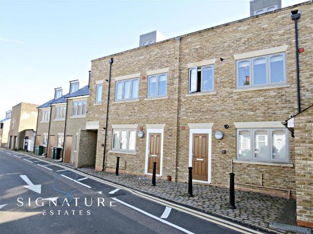 Loates Lane, Watford WD17, 2 bed flat to rent, £1,700 pcm | PrimeLocation