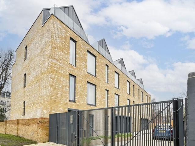 Loats Road, London SW2, 2 bed maisonette to rent, £3,250 pcm | PrimeLocation