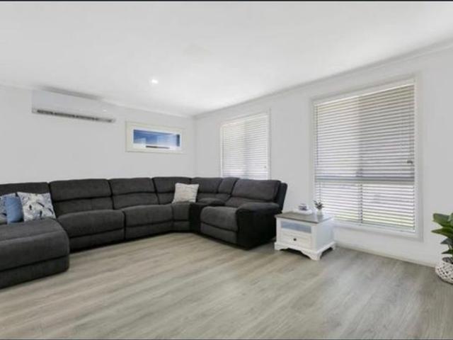 LOADS OF SPACE 639m2 block 3 bedrooms + garage converted in a rumpus room/study all air conditioned