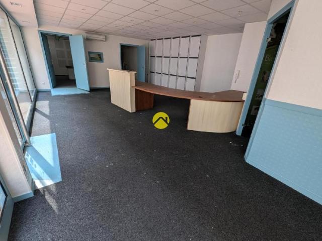 LOCAL 123m² hyper centre. Gd garage