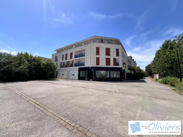 Local Voisins Le Bretonneux 80 m2