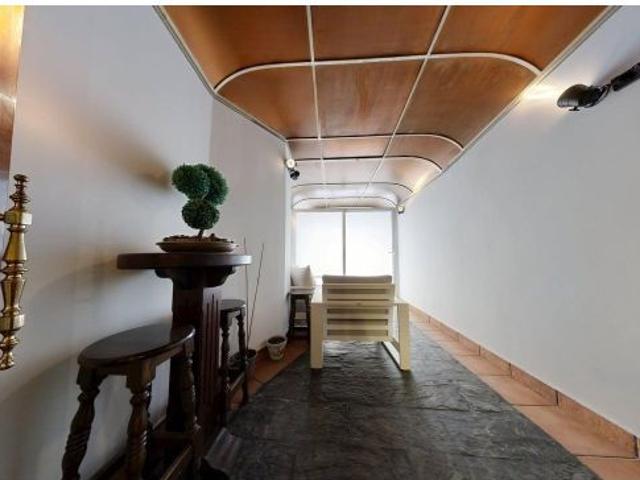 LOCAL ADAPTADO COMO VIVIENDA. Distribuido en dos amplios dormitorios, dos baños, zona de ducha, anti