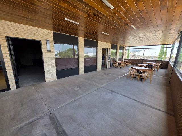 LOCAL COMERCIAL CON TERRAZA Y UBICACI?N PRIVILEGIADA EN PLAZA COMERCIAL
