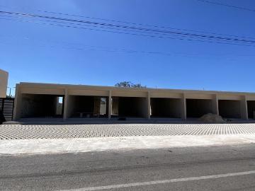 Local comercial a un lado de residencial