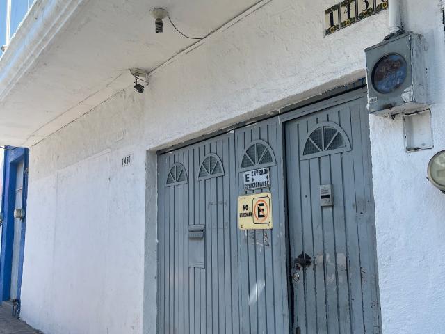 Local comercial de dos niveles en renta en Col. Santa Teresita, Guadalajara