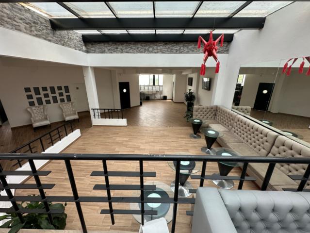 Local comercial en lomas de Tecamachalco grandísimo