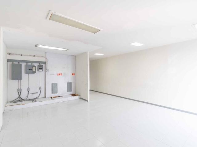 LOCAL COMERCIAL EN LAS AGUILAS