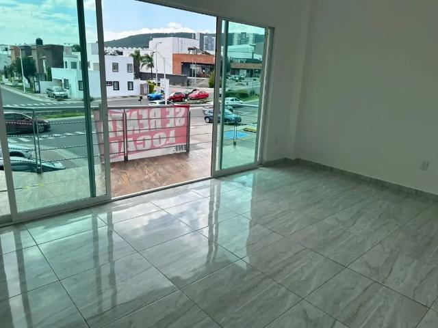 Local Comercial en Renta con Estacionamiento en El Refugio, Querétaro