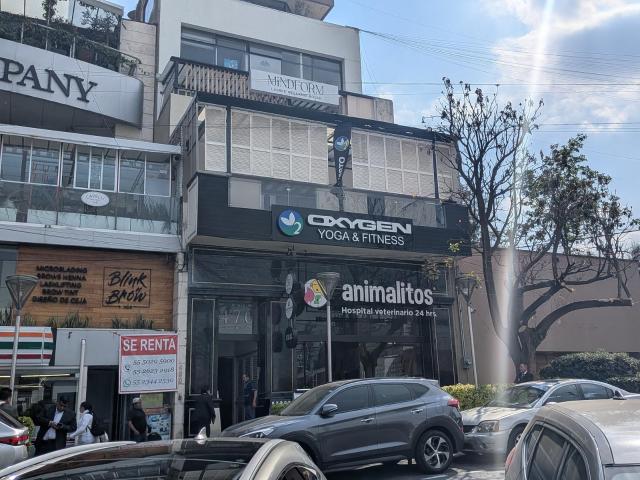Local comercial en renta de 207m2 en Prado Norte, PB a pie de calle, 250,000 mensuales y 35,000 mantenimiento. El local tiene acceso al mezzanine de una plaza comercial